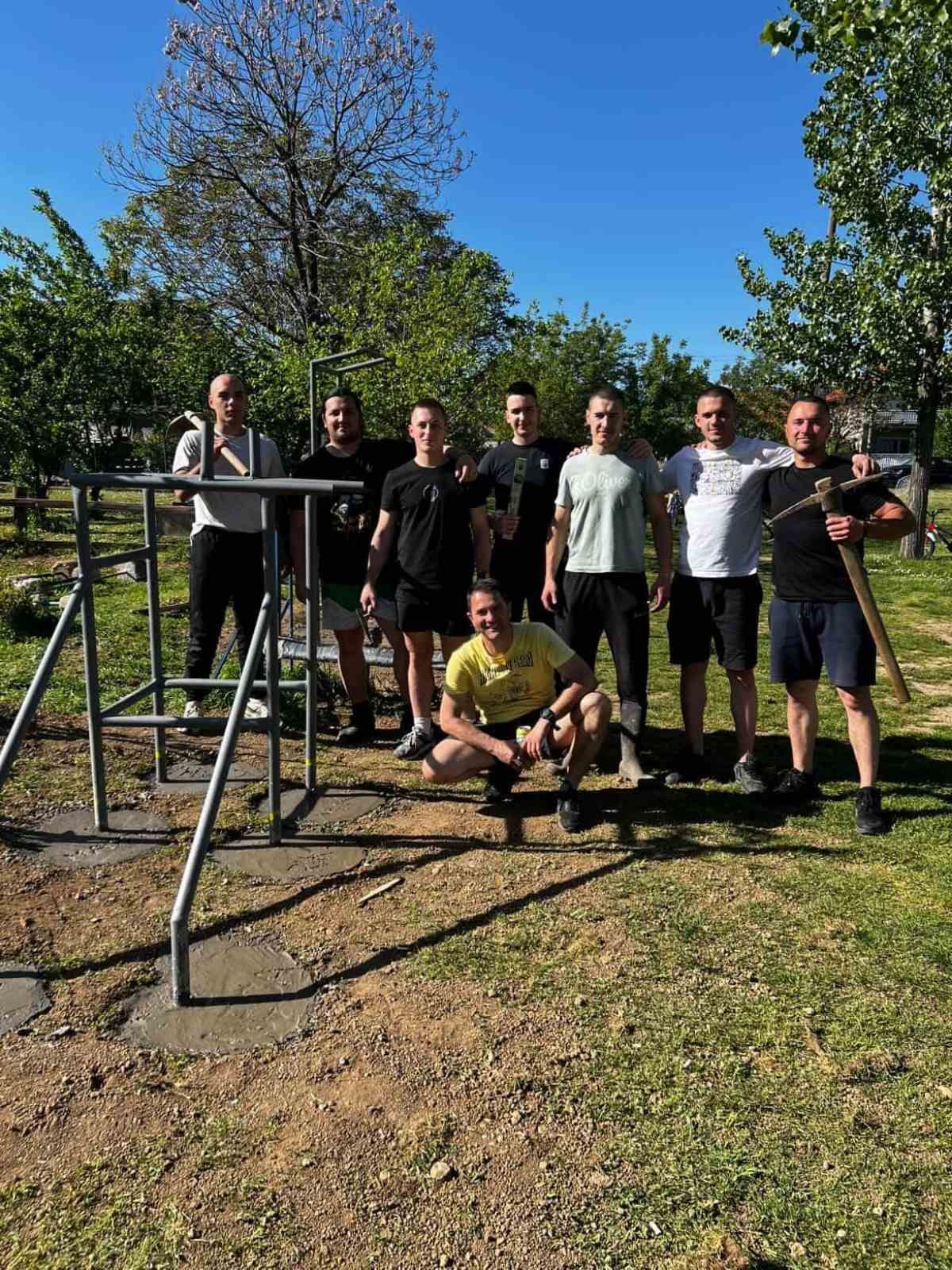 BIJELJINA: Vrijedne ruke mladih MZ "Ledinci" - zajedništvom do teretane na otvorenom (foto)