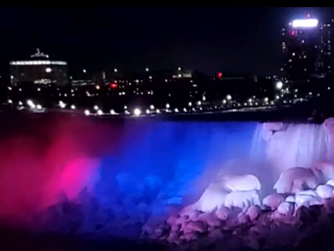 Nijagarini vodopadi u bojama srpske trobojke