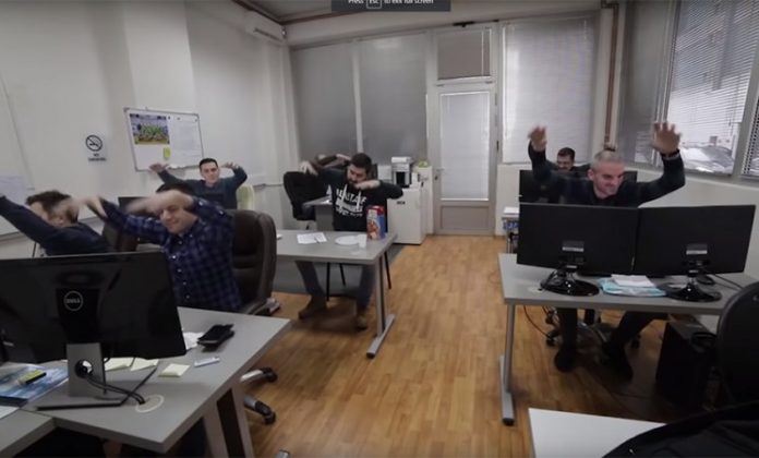 1548148080-da-sam-pauk-snimak-iz-kafane-pokrenuo-novi-izazov-na-drustvenim-mrezama-video