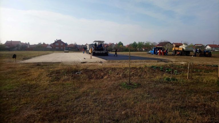 Omladina MZ Ledinci zadovoljna: Počelo asfaltiranje sportskih terena!