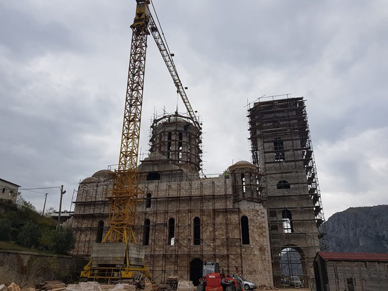 Na obnovljeni pravoslavni hram u Mostaru postavljeni POZLAĆENI KRSTOVI (FOTO)