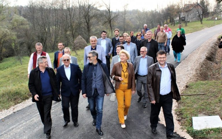 Asfaltni put za srpske povratnike u mjestu Kovačica kod Tuzle