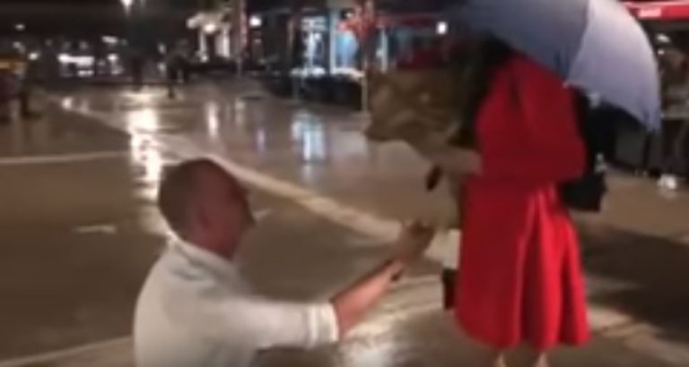 Aleksandar je u centru grada ZAPROSIO DJEVOJKU, a njegovi prijatelji su uradili NEVJEROVATNU STVAR (VIDEO)