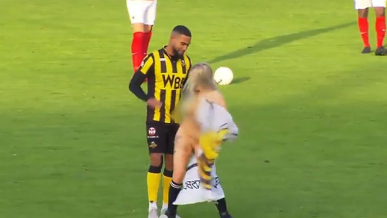 NEVJEROVATNA SCENA Gola utrčala na teren i počela se “nabacivati” jednom fudbaleru, njegova reakcija je HIT (VIDEO)