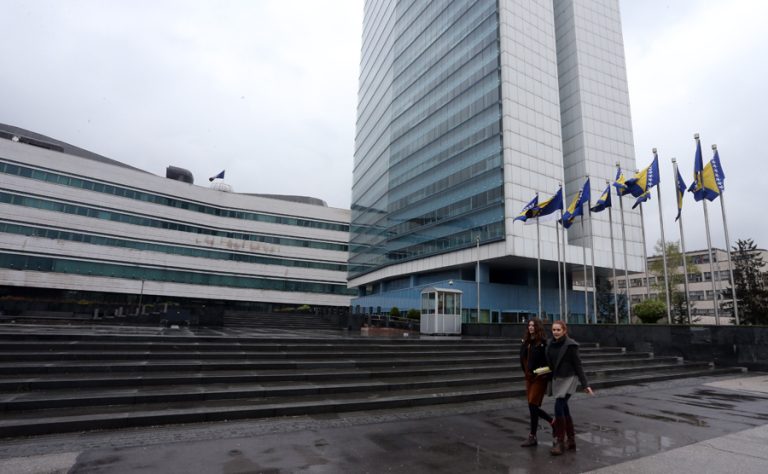 BEOGRAD ČEKA ODLUKU DVA BLOKA “Interes Srpske mora biti iznad partijskog”