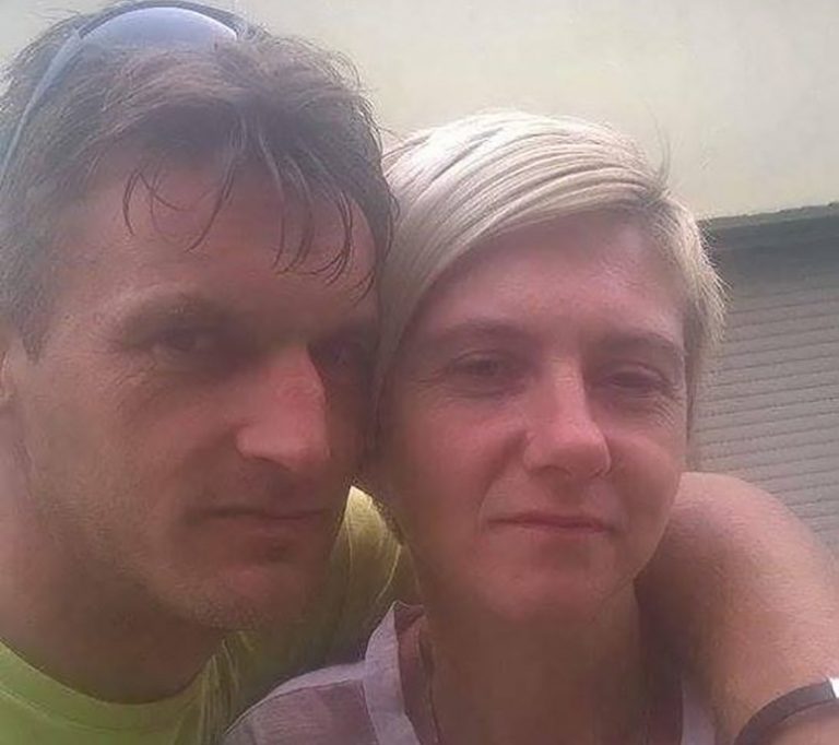 PRIJETIO DA ĆE JE “SPAKOVATI U SANDUK” Zaklao suprugu ispred TRI SINA i ostavio ih da je gledaju kako umire