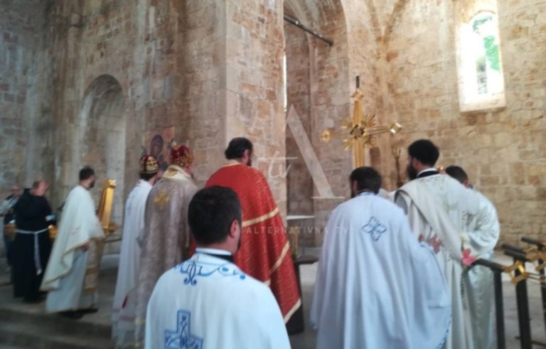 Vladike Grigorije i Dimitrije osvještali sedam krstova FOTO