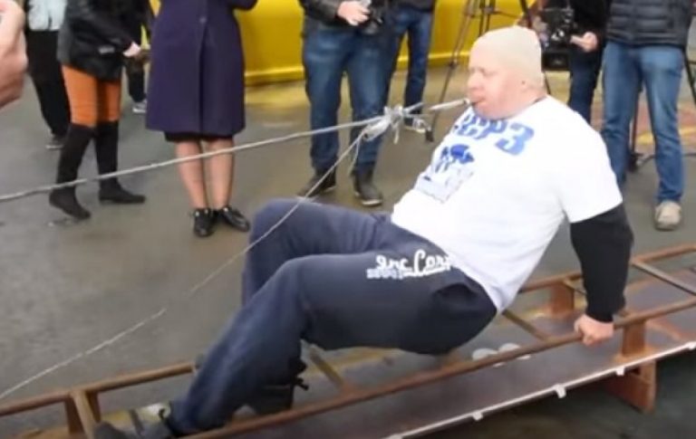 Pogledajte video kako Ukrajinac zubima pomjera brod