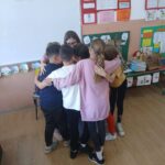 Učenici iz Suvog Polja oduševili glumicu pozorišta ''Semberija'' Vanju Krtolinu: Lutkarska predstava kao pozivnica iz srca (foto) 4 494309784 30155142504073042 4214275056149569243 n