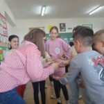 Učenici iz Suvog Polja oduševili glumicu pozorišta ''Semberija'' Vanju Krtolinu: Lutkarska predstava kao pozivnica iz srca (foto) 5 494368200 30155141854073107 2658144306817528002 n