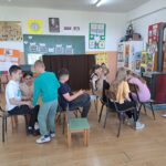 Učenici iz Suvog Polja oduševili glumicu pozorišta ''Semberija'' Vanju Krtolinu: Lutkarska predstava kao pozivnica iz srca (foto) 2 494523893 30155154014071891 4186781687328586804 n