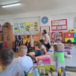 Učenici iz Suvog Polja oduševili glumicu pozorišta ''Semberija'' Vanju Krtolinu: Lutkarska predstava kao pozivnica iz srca (foto) 1 494530704 30155166920737267 2189247235718047398 n