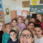 Učenici iz Suvog Polja oduševili glumicu pozorišta ''Semberija'' Vanju Krtolinu: Lutkarska predstava kao pozivnica iz srca (foto) 3 vanja suvo polje krtolina 1