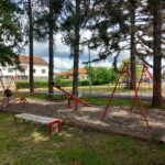 dvorovi park ljuljacke