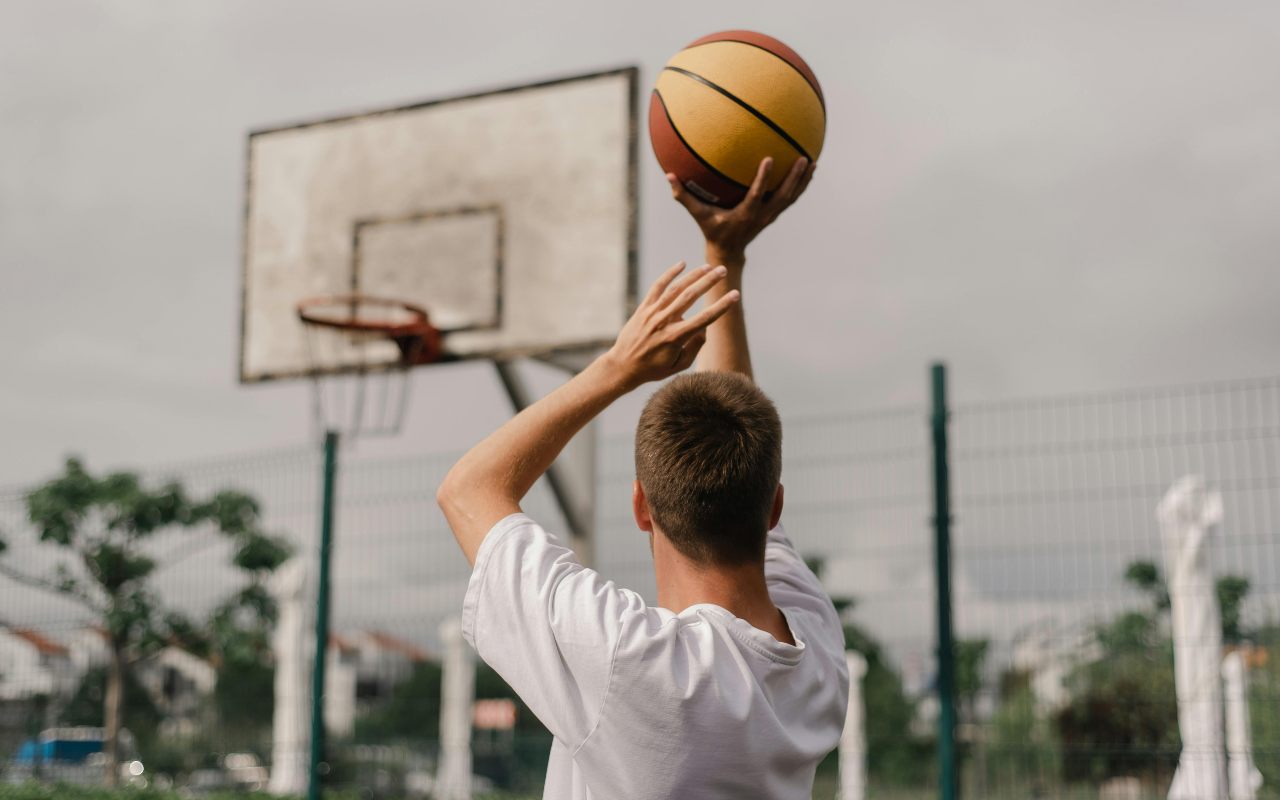 muskarac gadja lopta kos