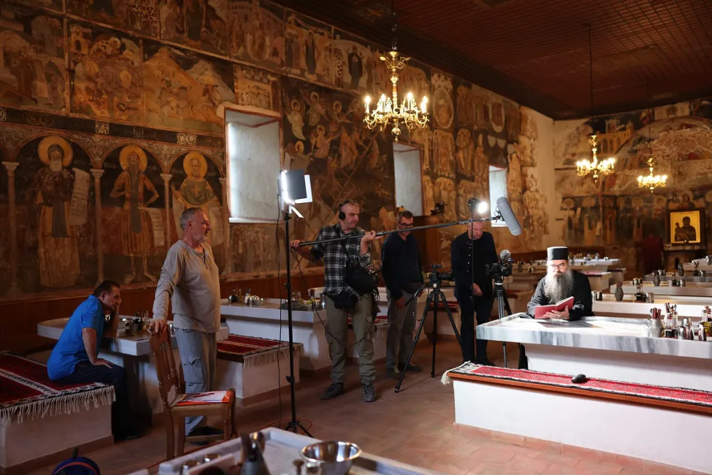 Ekipa filma 2 i monah Teodosije foto Dragan DJordjevic