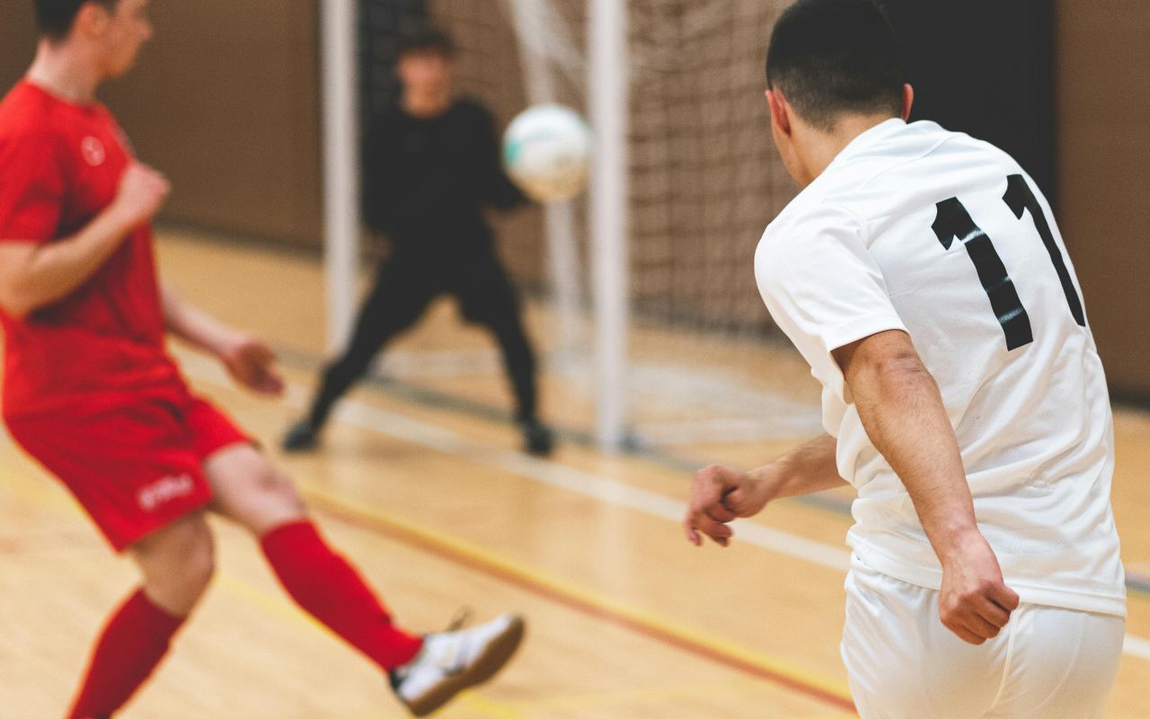 muskarci igra futsal