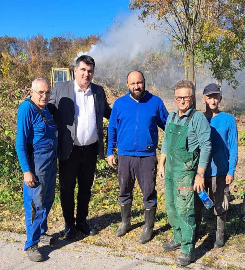 LOPARE: Mještani Mrtvice uređjuju zemljište pored crkvene porte (foto) 8 FB IMG 1761736605019