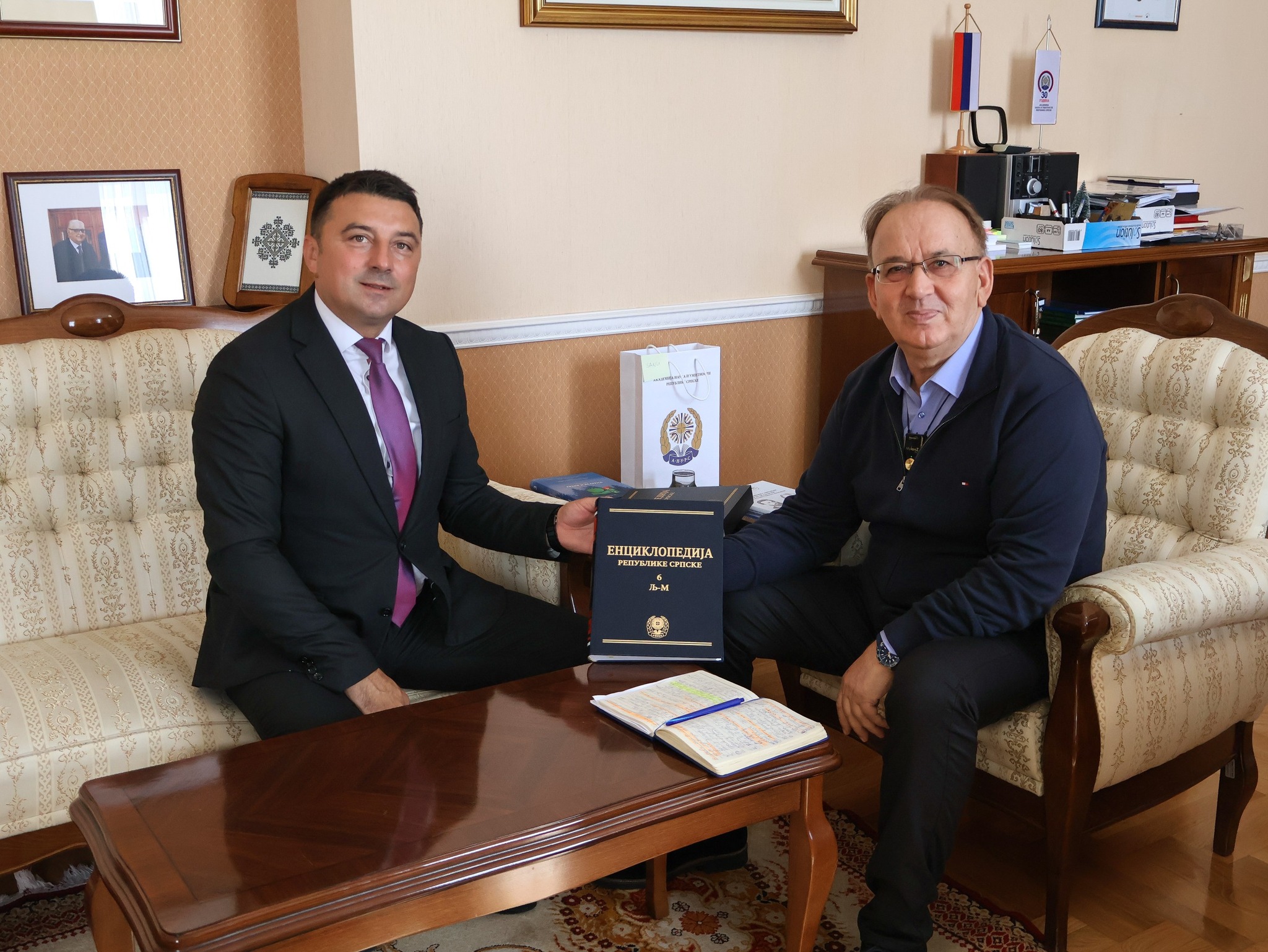 BIJELJINA: Dr Dragan Knežević posjetio Akademiju nauka i umjetnosti Republike Srpske (foto) 3 mirjanivc knezevic profesor