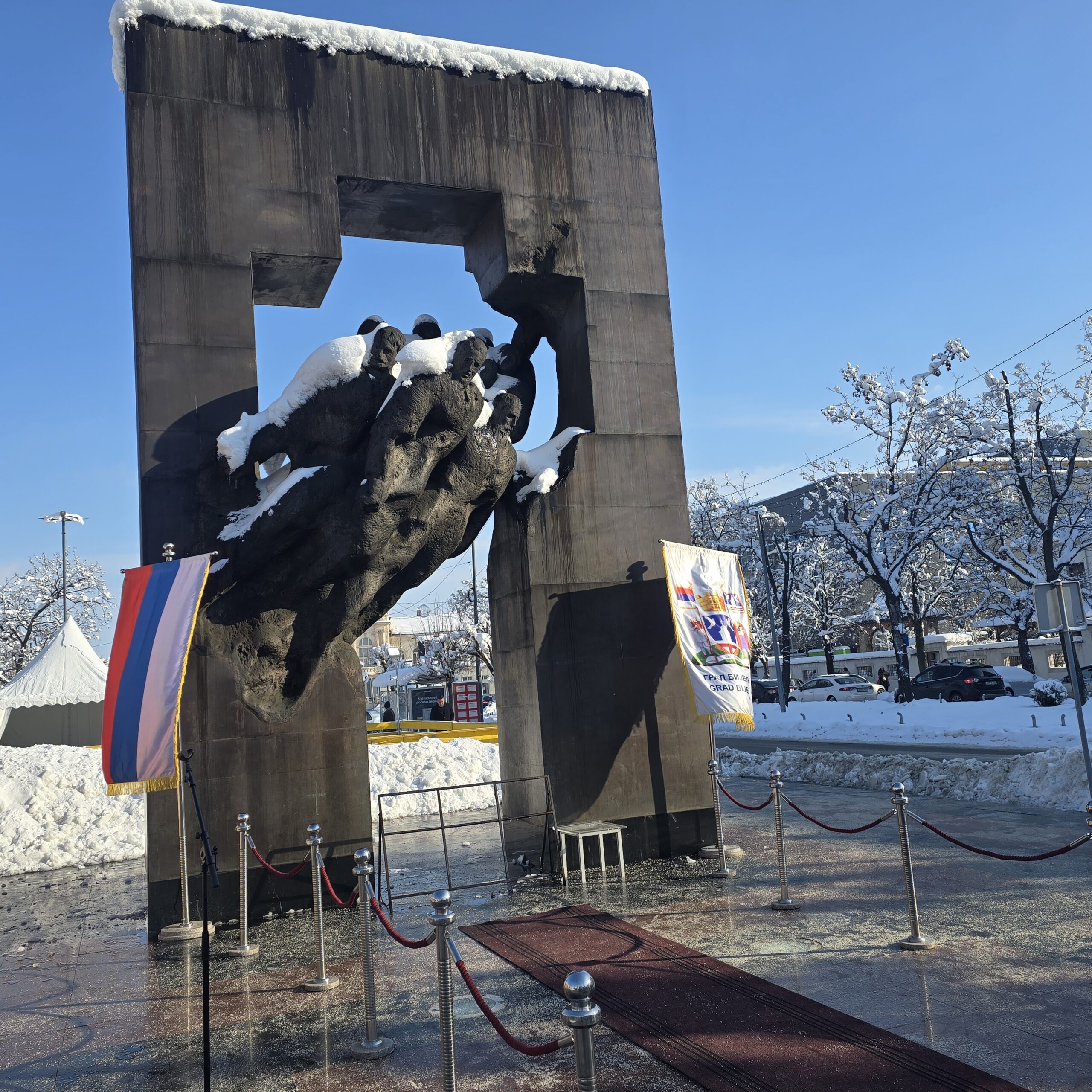 spomenik trg bijeljina zima scaled