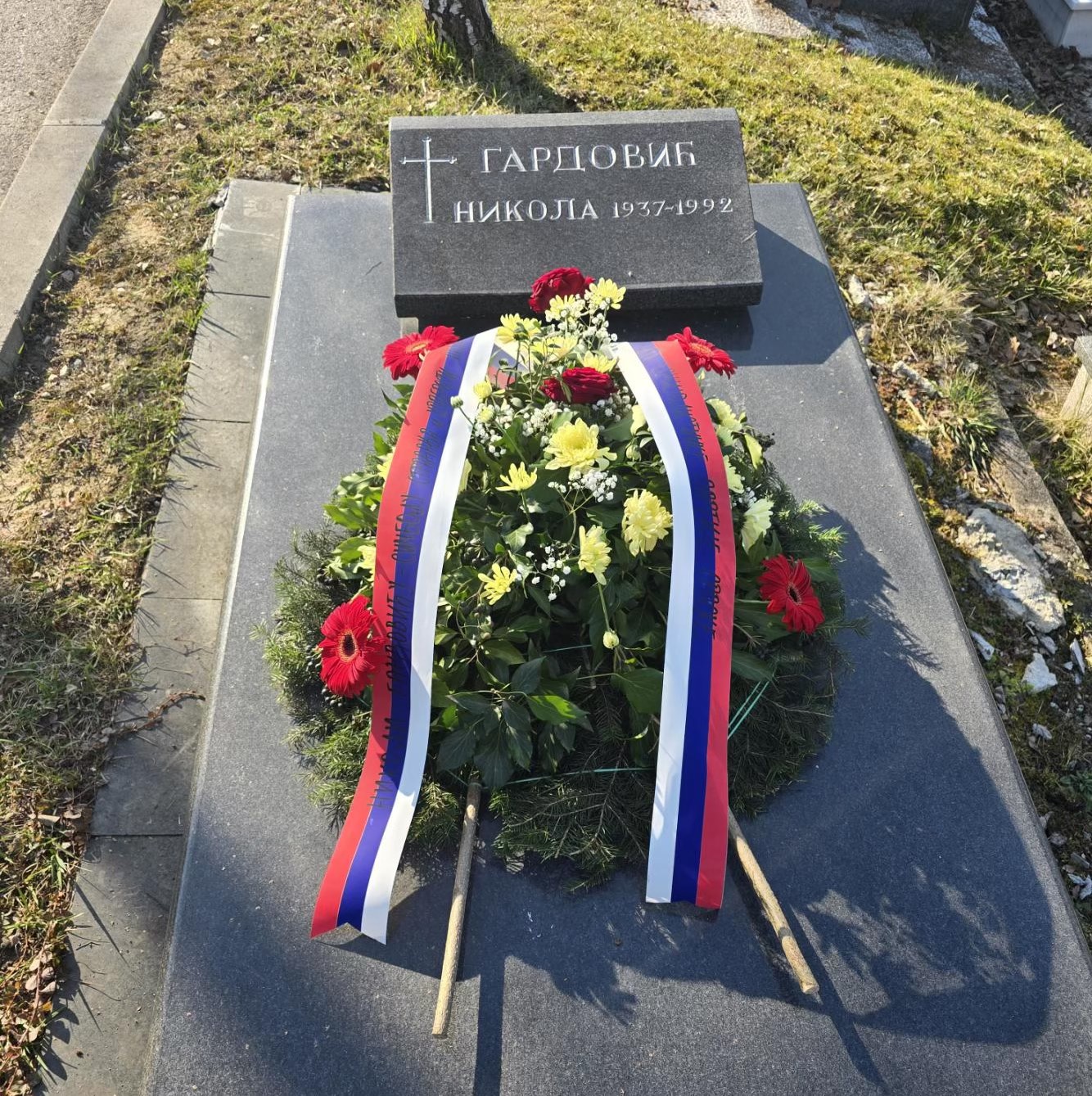 Pucanj u mir: Mladi SPS-a odali počast Nikoli Gardoviću 3 nikola gardovic spomenik1