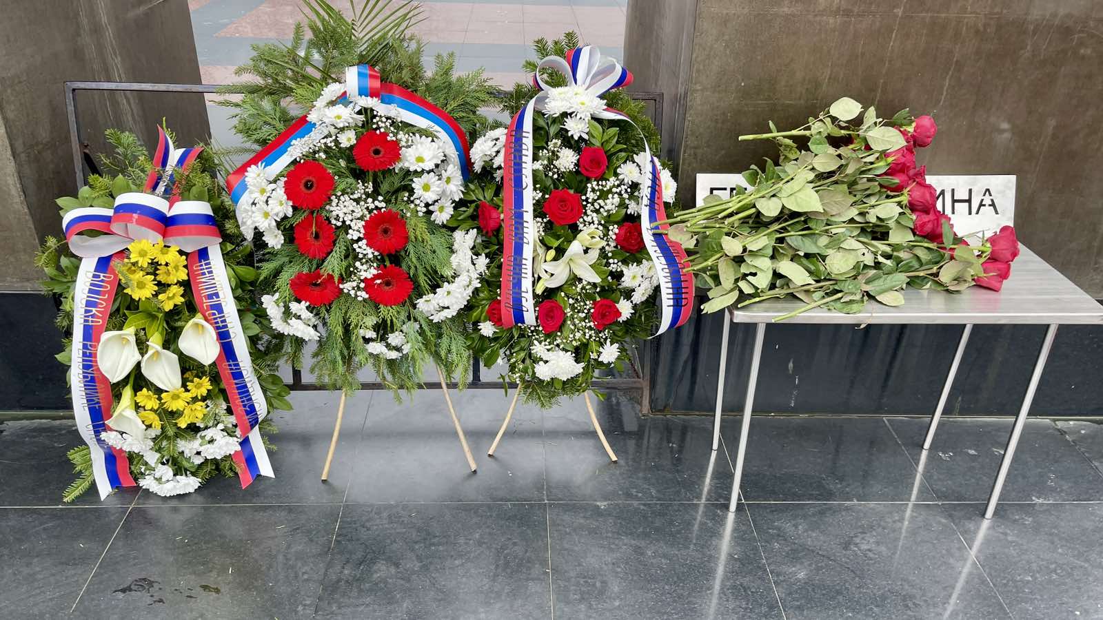 spomenik trg bijeljina cvijecef0