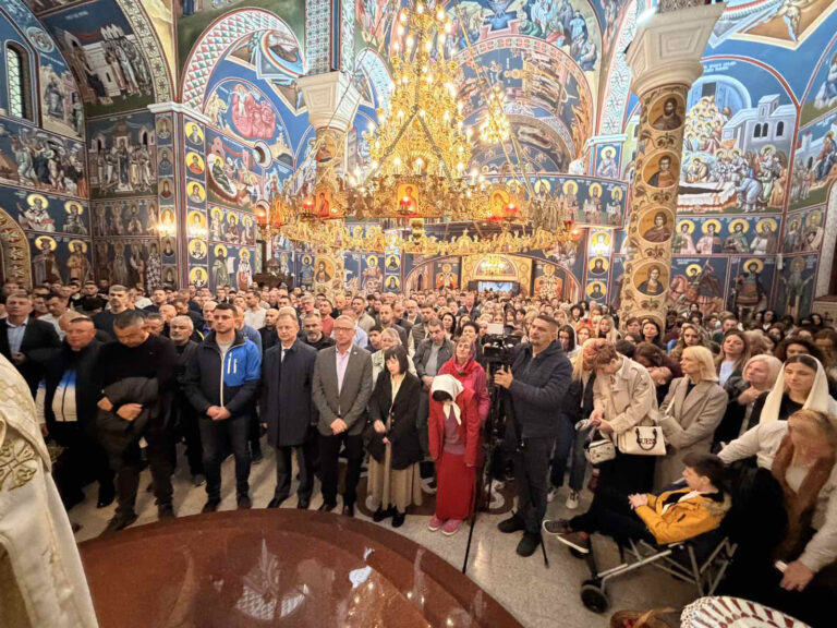 Vaskršnja liturgija u hramu Rođenja presvete Bogorodice u Bijeljini