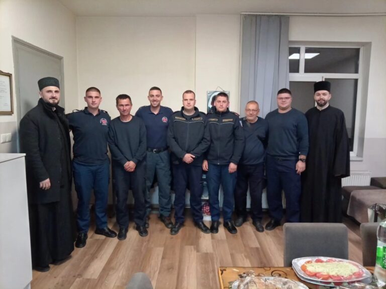 Podijeljeni vaskršnji darovi Mitropolita Fotija (foto)