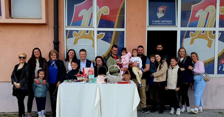Praznična radost u Ugljeviku: SDS obradovao najmlađe sugrađane
