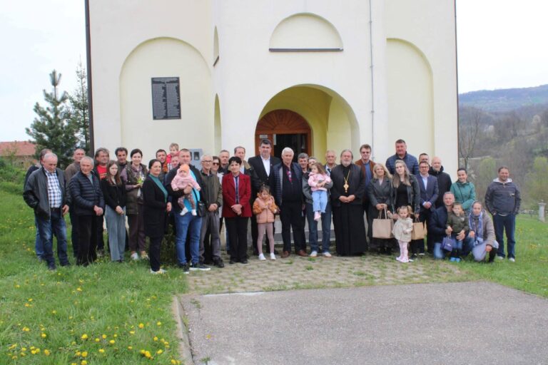 LOPARE: Vaskršnji susret u Rastošnici – liturgija i sastanak mještana u vezi poboljšanja uslova života (foto)
