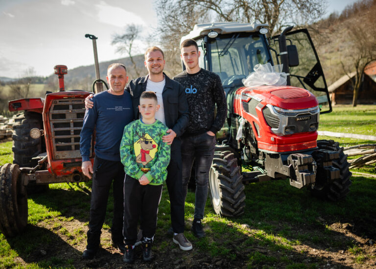 Stanivuković ispunio obećanja porodici Radojčić iz Rogatice (foto)