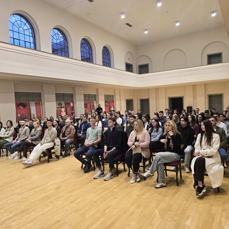 LJUBIŠA PETROVIĆ: Bijeljina ulaže u znanje – potpisani ugovori sa stipendistima, više od 400 studenata dobija podršku Grada (foto)