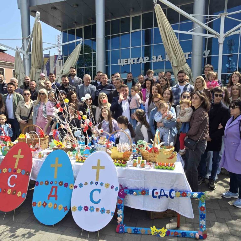 Petrović sa omladinom SDS Bijeljina: Vaskrs je praznik vjere, nade i zajedništva – radost podijeljena sa sugrađanima (foto)