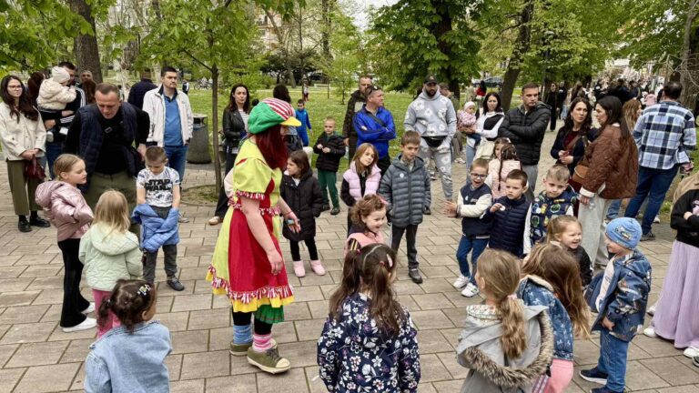 Bijeljina u znaku Vaskrsa: “Avantura šarenog jajeta“ okupila mališane i pokrenula dobročinstvo (foto,video)