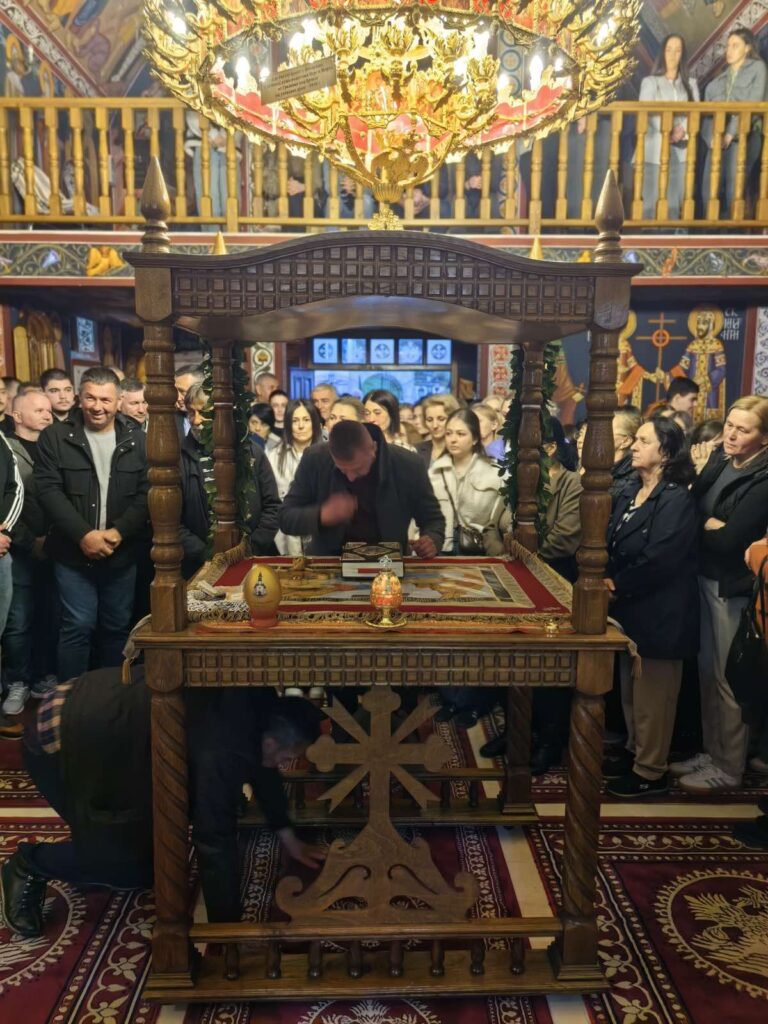 Majevički kraj u molitvi – dr Nešković sa vjernicima na iznošenju plaštanice (foto)