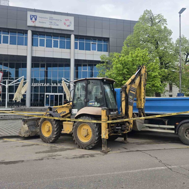 Radnici Vodovoda sa mehanizacijom ispred Centra za kulturu Semberija: Očekuju odluku SG Bijeljina o cijeni vode (foto)